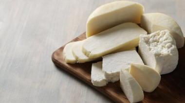 La Anmat prohibió la venta de un queso cremoso hecho bajo "condiciones desconocidas"