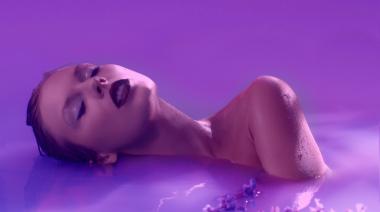 Taylor Swift lanzó el esperado videoclip de “Lavender Haze”, escrito y dirigido por ella misma
