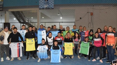 Fabián Cagliardi realizó la entrega de camisetas a Clubes de "Liga Amistad"
