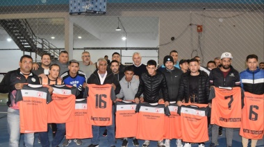 Fabián Cagliardi realizó la entrega de camisetas a Clubes de "Liga Amistad"