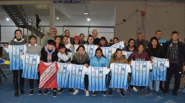 Fabián Cagliardi realizó la entrega de camisetas a Clubes de "Liga Amistad"