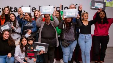 Se entregaron tablets a promotoras de género