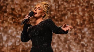 Adele se desplomó en el escenario tras un fuerte dolor en el ciático