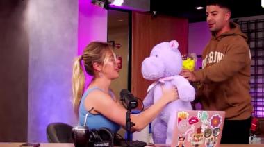 Gastón Edul le regaló flores y un peluche a Nati Jota: ¿Hay amor?