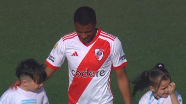 De la Cruz cumplió su promesa y entró al campo de juego con Juli, la niña fan de River