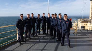 Cadetes de la Escuela Naval Militar de Ensenada practican navegación en la Antártida