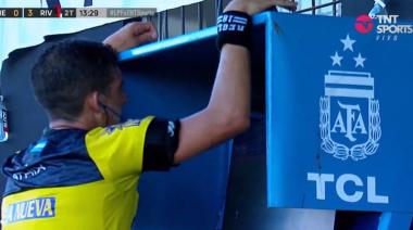 El VAR protagonizó una insólita situación en Riestra- River