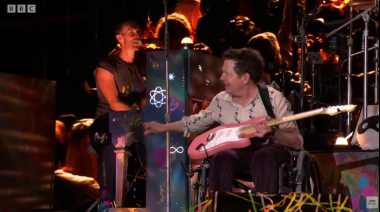 Michael J. Fox subió al escenario a tocar con Coldplay y emocionó a todo el mundo
