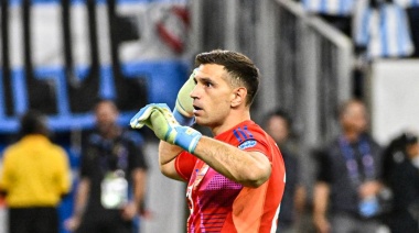 Dibu se disfrazó de héroe y Argentina está en semifinales