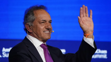 Scioli comparó a Milei con el Dibu Martínez: "Le toca atajar todo lo que le tiran"