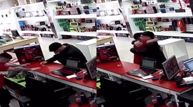 Emocionante: un joven cumplió su sueño de comprarse la PlayStation 5 y el vendedor lo abrazó
