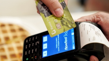Una encuesta del INDEC reveló que el 44,1% de los consumidores pagan productos esenciales con tarjeta de crédito