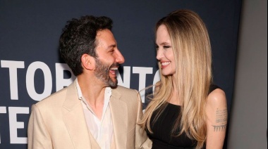 Juan Minujín posó junto a Angelina Jolie en la alfombra roja