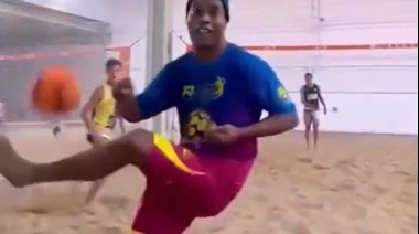 El video viral de Ronaldinho tirando magia en el futvóley a sus ¡44 años!