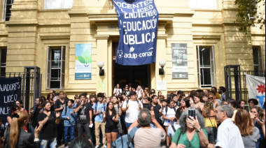 Abrazo simbólico a la UNLP: acto de los colegios en apoyo a la educación