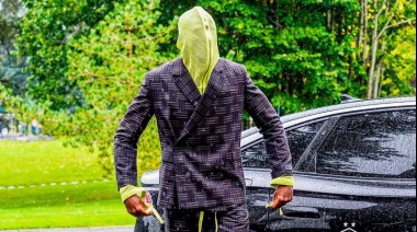 El polémico look con el que un futbolista de Francia llegó a la concentración