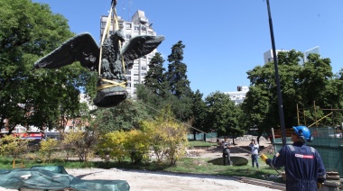 La Plata: Con la remoción del águila, comenzó la reubicación del monumento de Plaza Italia