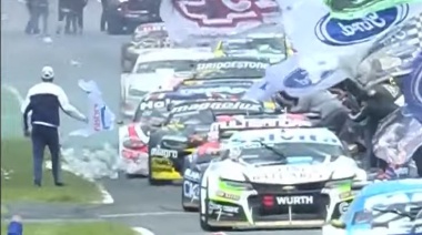 Insólito: hinchas tiraron papelitos al auto de Werner y le perjudicaron el campeonato de TC