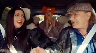 Lady Gaga y Brian Johnson de AC/DC unen voces en un épico "Carpool Karaoke" de Navidad