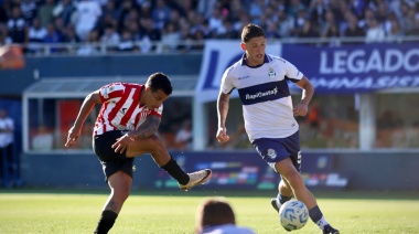 Estudiantes lo empató sobre el final y el clásico ante Gimnasia finalizó 1 a 1
