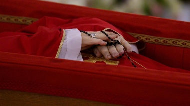 El Vaticano difundió las primeras imágenes del Papa Francisco en su féretro