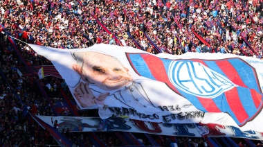San Lorenzo recordó al papa Francisco con banderas, camiseta especial y una estatua