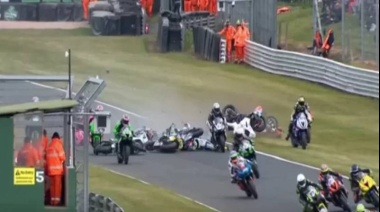 Murieron dos pilotos tras un accidente múltiple en el campeonato de motociclismo británico
