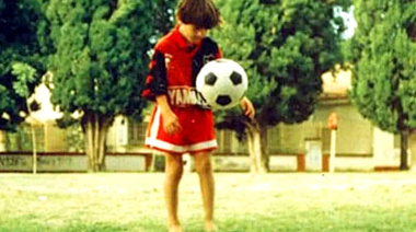 Rescatan un video inédito de Messi en 1996: con 9 años hacía jueguitos en Newell’s mientras le cantaban “Maradó”