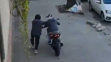 Robo a plena luz del día: se llevaron una moto frente a todos y quedó registrado en video
