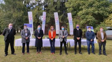 Daniel Arroyo y Victoria Tolosa Paz firmaron acuerdos con Cerámica Fanelli