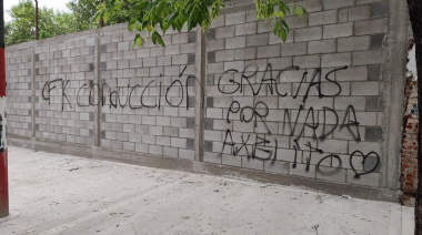 Crece la interna del peronismo: hubo pintadas cruzadas entre sectores de CFK y de Kicillof en La Plata