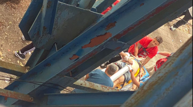 Un hincha de Gimnasia cayó desde la tribuna y sufrió heridas leves antes del partido ante Estudiantes