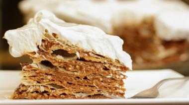 Torta Rogel con tapas de empanadas, dulce de leche, azúcar y un huevo