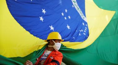 Aun con bajo número de población vacunada, Brasil reduce el número de muertes