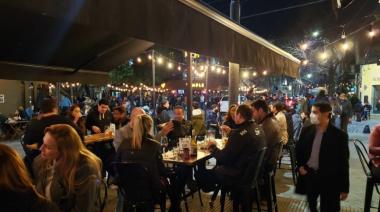 En Provincia evalúan que solo los vacunados puedan ingresar en bares, restaurantes y cines