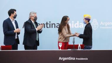 Alberto Fernández encabezó la entrega de DNI no Binarios: "Avancemos todo lo que podamos"