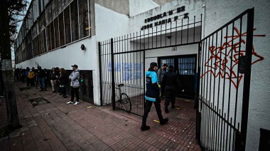 Cierran los comicios pero todavía queda gente por votar haciendo fila