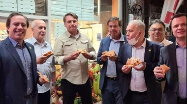 Bolsonaro tuvo que comer pizza en la vereda por no estar vacunado