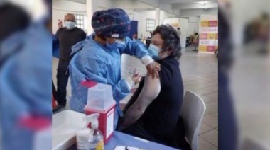 Milei difundió una foto vacunándose contra el coronavirus y las redes explotaron