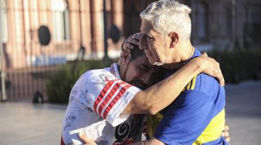 Unidad maradoniana: los hinchas del histórico abrazo se reencuentran en Plaza de Mayo