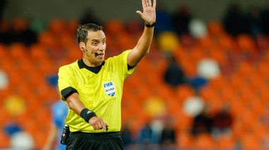 Con dos argentinos y por primera vez tres mujeres, la FIFA definió árbitros para Qatar 2022