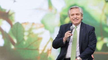 Alberto Fernández visita la construcción de la planta de baterías de litio