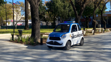 "Tanito" ya custodia Plaza Italia: el auto de seguridad y su llamativo bigote italiano