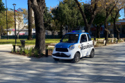 "Tanito" ya custodia Plaza Italia: el auto de seguridad y su llamativo bigote italiano