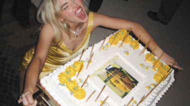 Sabrina Carpenter festejó su cumpleaños con una torta del meme de Leo DiCaprio
