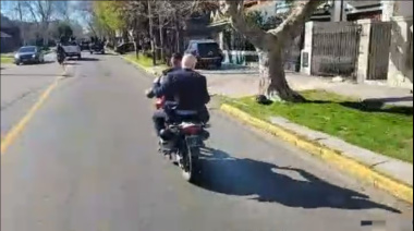 Espert huyó en moto tras el ataque a la caravana de Milei en Lomas: "Responsabilizo al intendente Federico Otermín por lo que pasó"