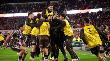 Platense dio el golpe en el Monumental y se metió en semifinales