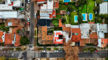 Una pasión que se ve desde el cielo: un hincha de Estudiantes pintó la E en el techo de su casa