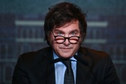 Milei apuntó contra el periodismo: “primero te pegan y después te pasan la factura”