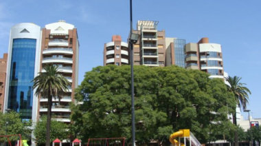 La Plata: cuatro delincuentes entraron a un edificio y sometieron a una joven en un violento robo